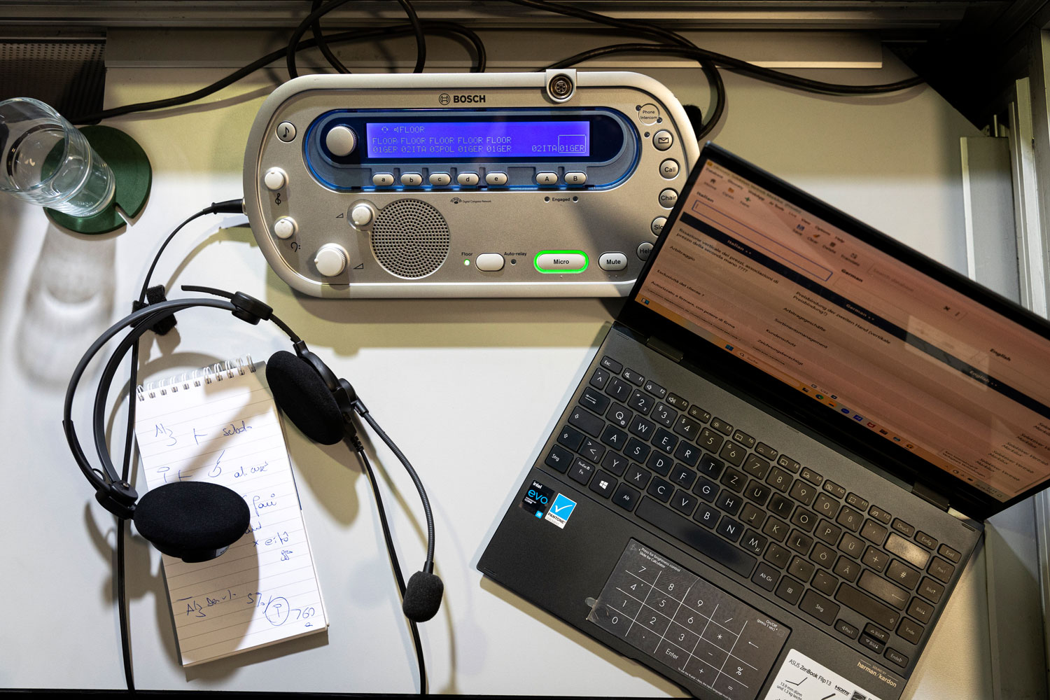 Eine Dolmetschanlage. Gute Technik ist für eine Konferenzdolmetscherin wie Cinzia Turrini unentbehrlich.