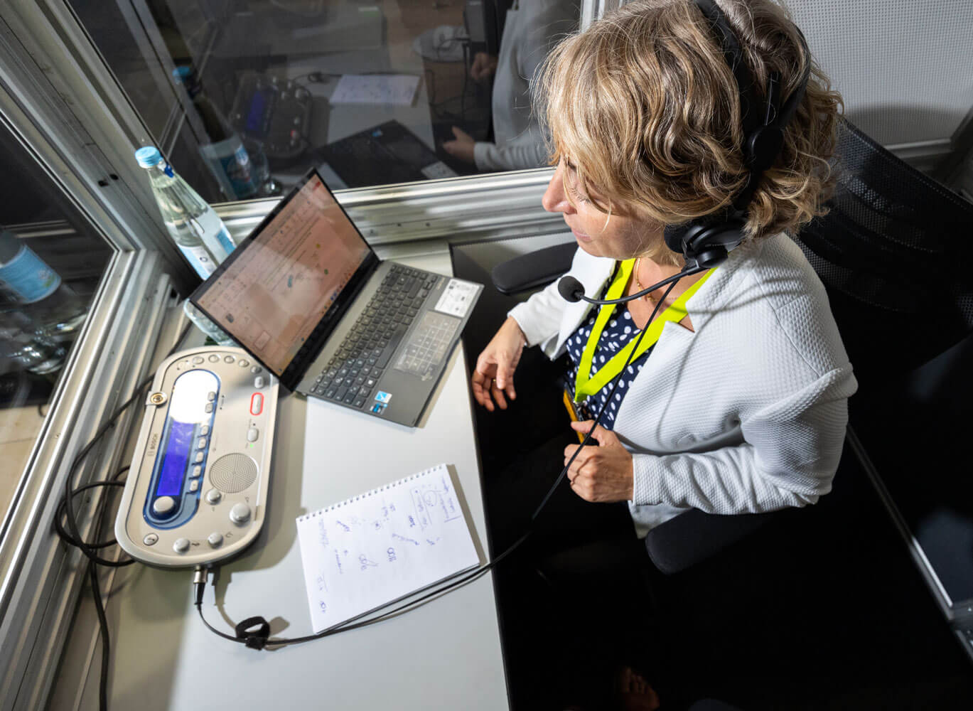 Cinzia Turrini mit technischem Zubehör in der Dolmetschkabine. Die Thematik und Komplexität jedes Dolmetschauftrages ist anders.