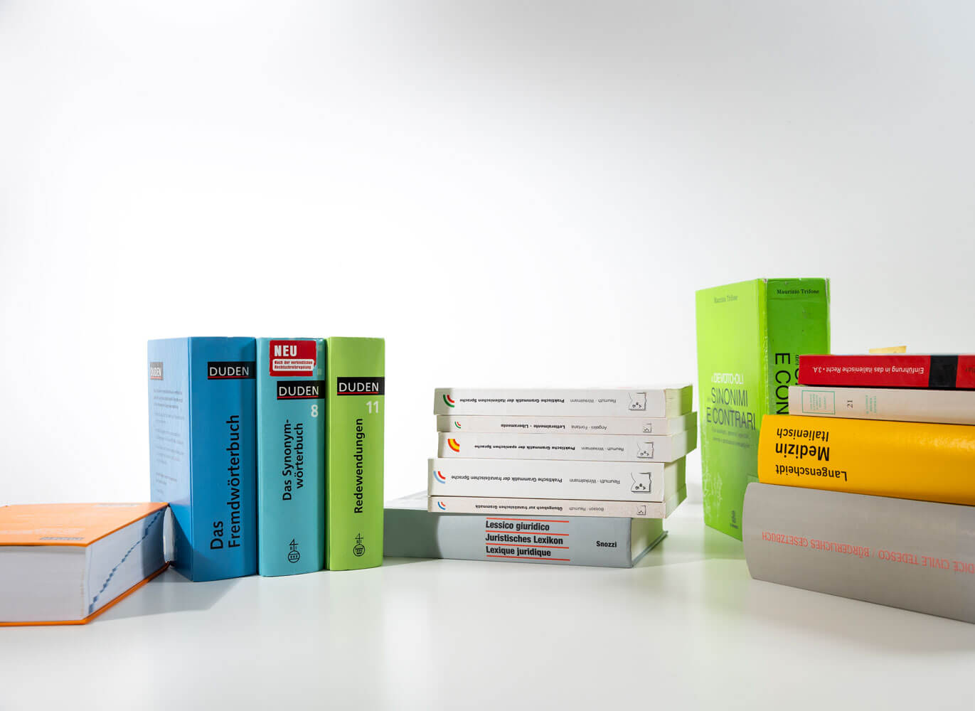 Bunte Nachschlagewerke. Sowohl vor Dolmetsch- als auch vor Übersetzungsaufträgen ist gründliche Vorbereitung unerlässlich.